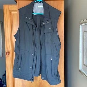 Columbia mens adventure vest. Size L EUC